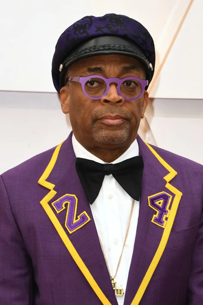 Spike Lee paid tribute to Koby Bryant by wearing his number on his jacket