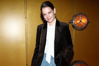 Katie Holmes Defies Laws Of Gravity, Looks Great Doing A Handstand