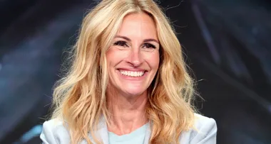 Julia Roberts Swears By These 5 Holy-Grail Steps As The Reason Why Her Skin Still Looks *So* Flawless