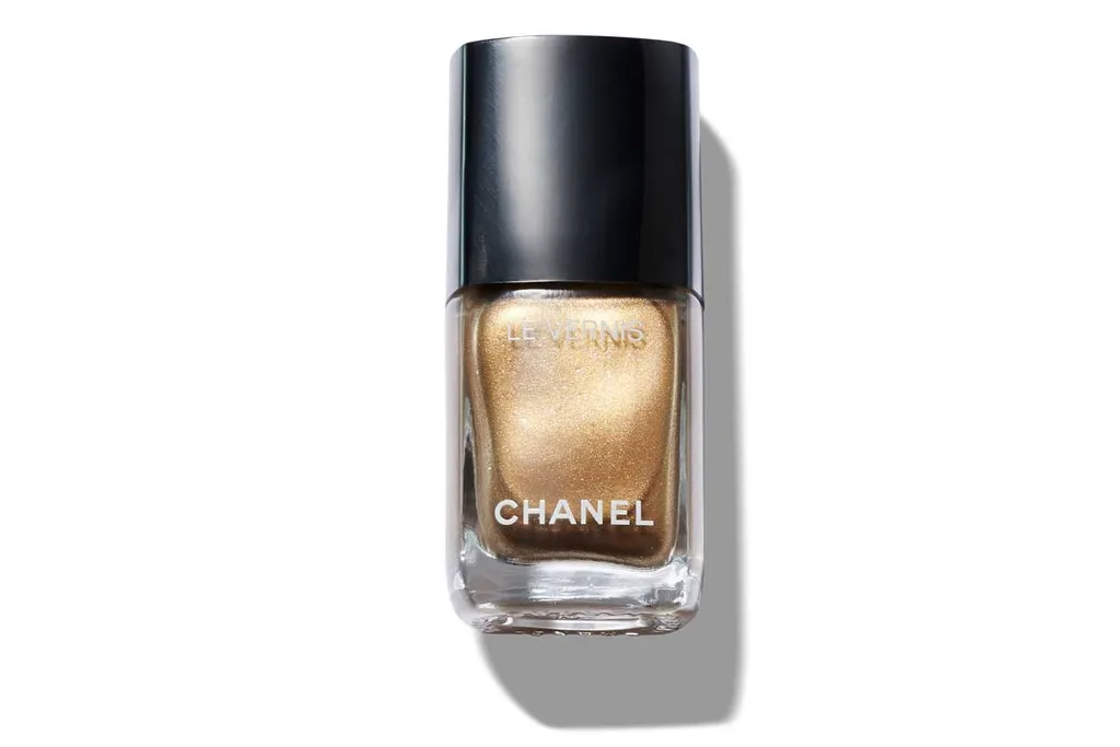 Chanel gold le vernis nail polish