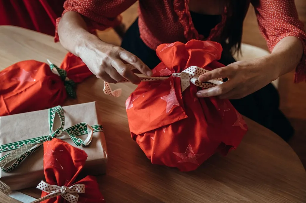 sustainable christmas wrapping presents