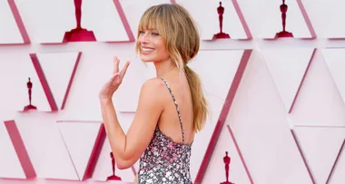 Margot Robbie Debuts Dusty Blonde Fringe At The 2021 Oscars