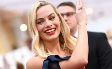 Margot Robbie Just Debuted A Curly Red ‘Do On The Set Of Her New Movie, ‘Babylon’