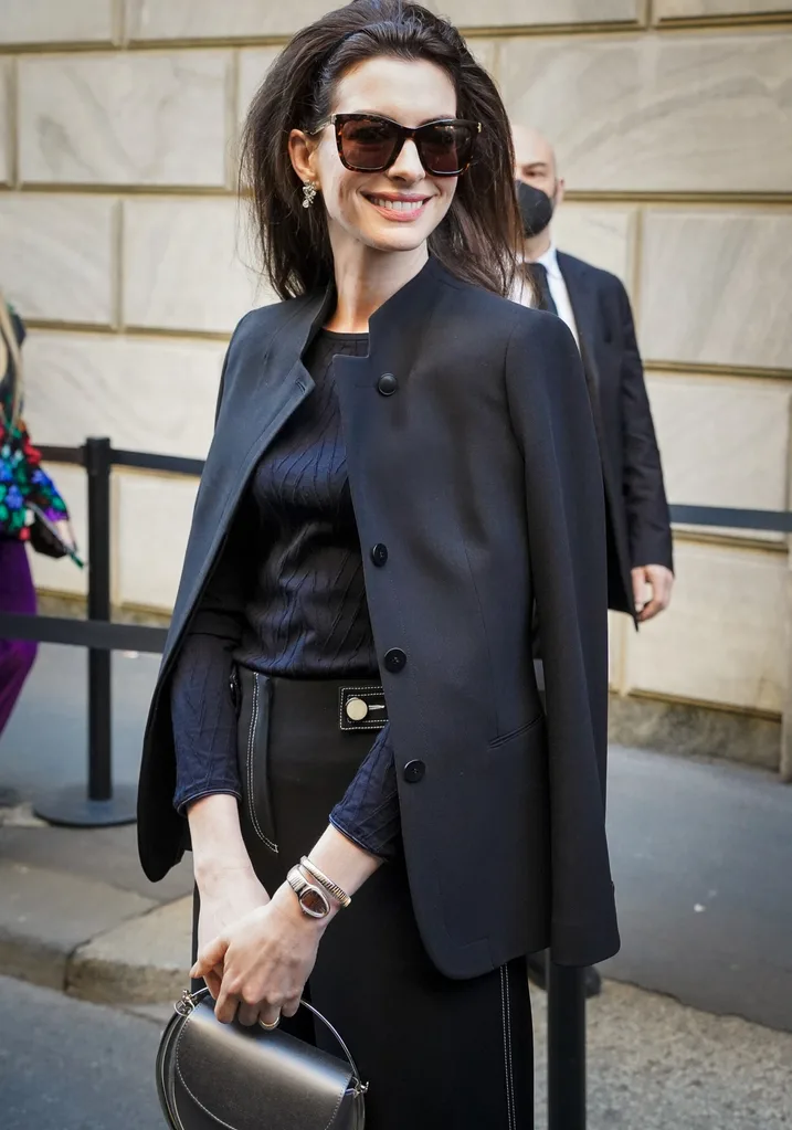 anne-hathaway-black-armani-oufit