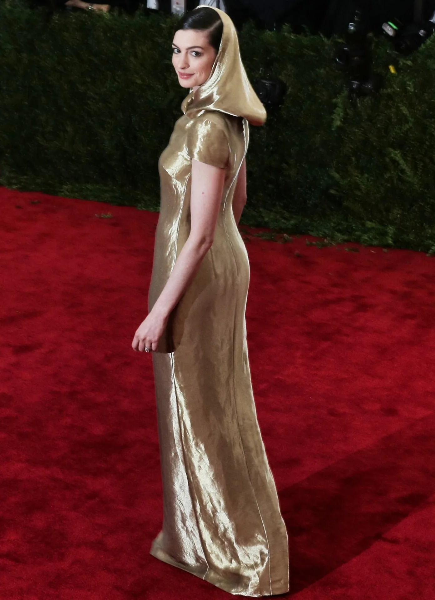 Anne-Hathaway-golden-dress