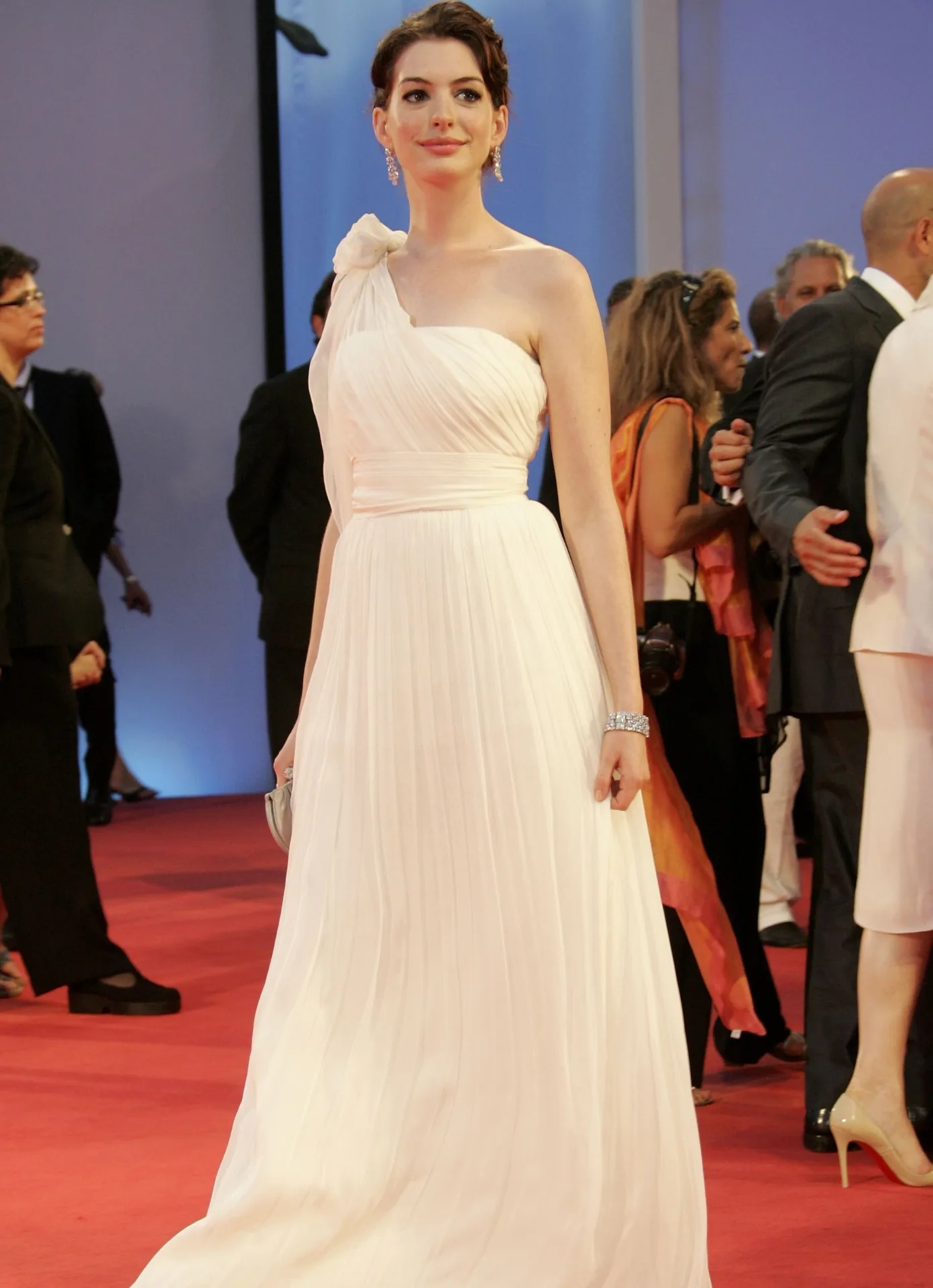 Anne-Hathaway-one-shoulder-cream-dress