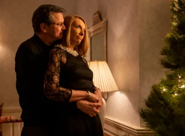 Our First Look At Toni Collette & Colin Firth In Creepy Thriller Series, ‘The Staircase’ Is Here