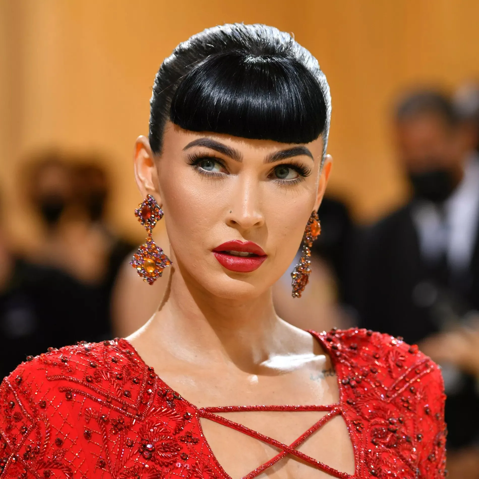 megan fox wears a fringe for an edgy met gala beauty look in 2021