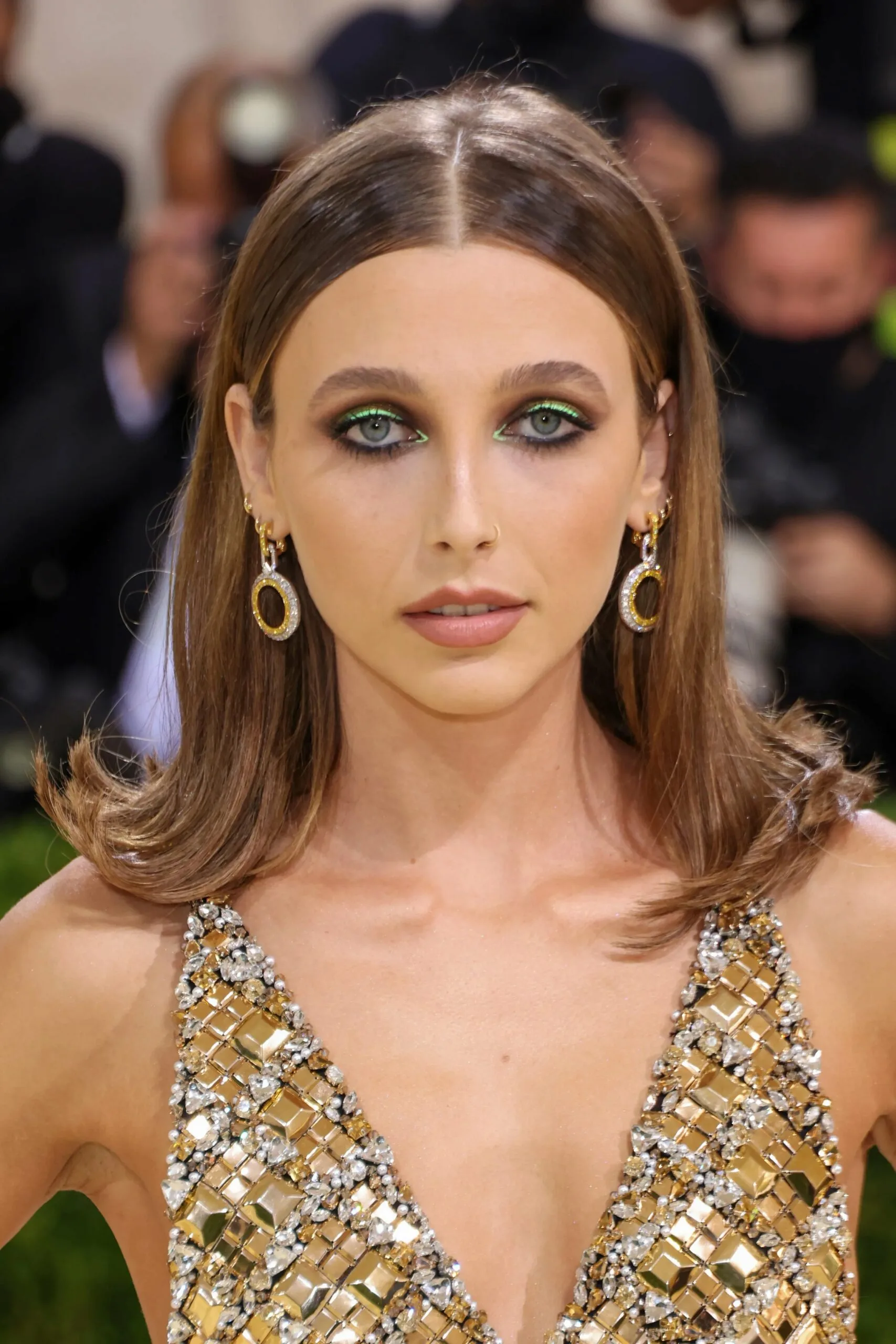 emma chamberlain 2021 met gala beauty look involved green eyeliner