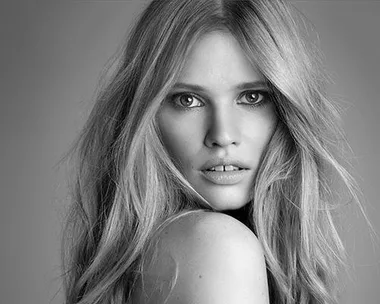 Lara Stone signs with L'Oreal Paris