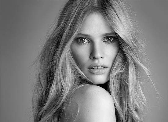 Lara Stone signs with L'Oreal Paris