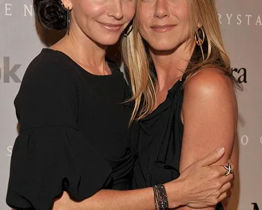 Best friends Courteney Cox and Jennifer Aniston