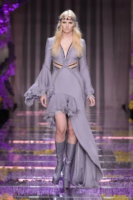 Model wearing a lavender, fringed dress with cutouts at Atelier Versace Haute Couture AW15-16 runway.