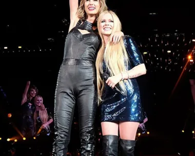 Avril Lavigne and Taylor Swift Sing Complicated On Stage Together