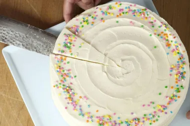 The Right Way To Cut A Round Cake