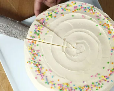 The Right Way To Cut A Round Cake