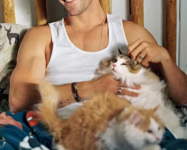 Tuesday Fluff: Watch Chris Hemsworth Cuddle With Kittens