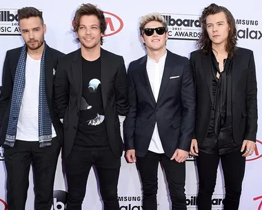 One Direction at the 2015 Billboard Music Awards red carpet, posing for the camera in suits.