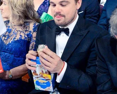 Leonardo DiCaprio with Girl Scout cookies at the 2016 Oscars.