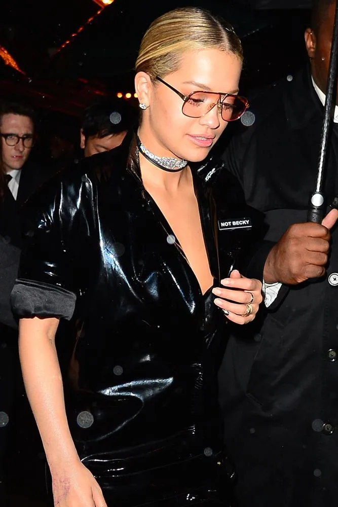 Rita Ora & Katy Perry’s ‘Not Becky’ Pins at Met Gala ELLE(00)