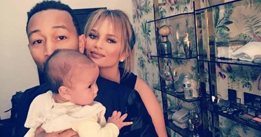 chrissy teigen birth photo baby luna