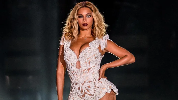 beyonce performs on stage on tour