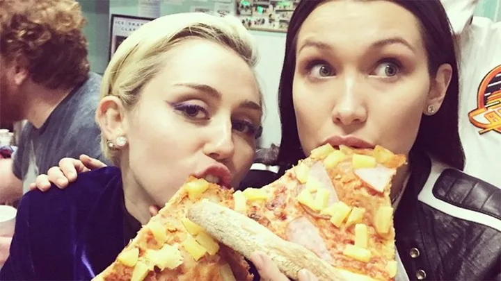 Miley Cyrus Bella Hadid Eating Pizza