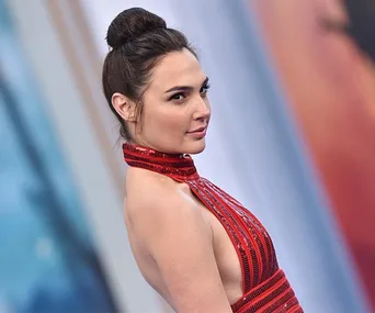 Gal Gadot flat shoes on red carpet wonder woman premiere