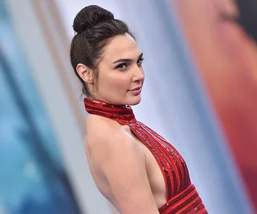 Gal Gadot flat shoes on red carpet wonder woman premiere