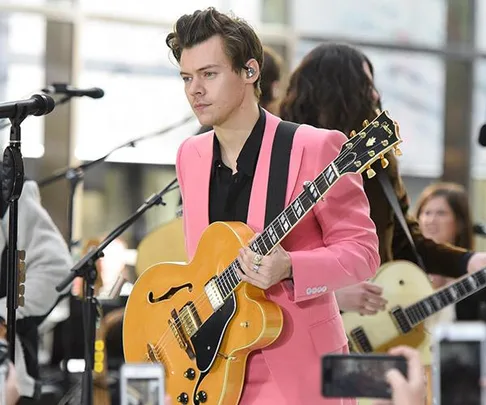 are guys sexier when they have a guitar?