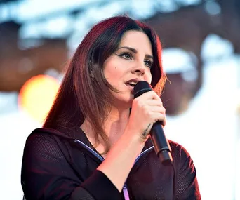 Lana Del Rey concert performance