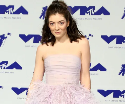 Lorde at the 2017 MTV Video Music Awards wearing a strapless lavender gown with a fluffy skirt.