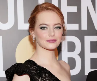 emma stone golden globes 2018 feminist makeup