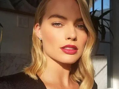 margot robbie golden globes 2018 red carpet hair makeup