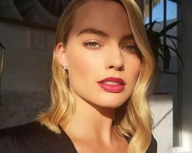 margot robbie golden globes 2018 red carpet hair makeup