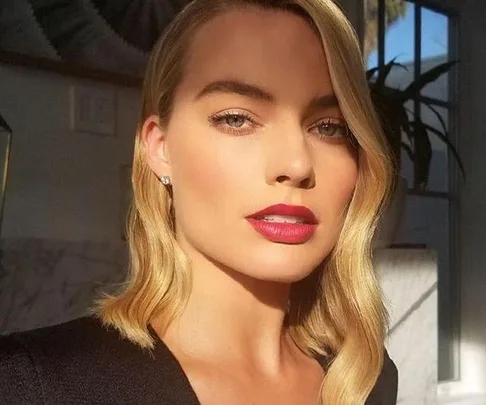 margot robbie golden globes 2018 red carpet hair makeup