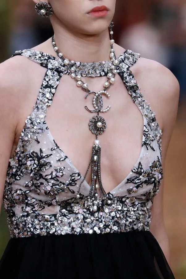 Details From Chanel's Stunning AW '18 Runway Show Details From Chanel's Stunning AW '18 Runway Show