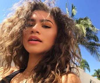 Zendaya selfie. 