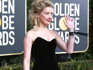 The Accessory Almost Every Actress Is Carrying On The 2019 Golden Globes Red Carpet