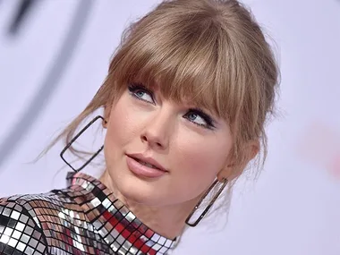 Taylor Swift Made A Surprise Appearance At The 2019 Golden Globes And Looked Phenomenal