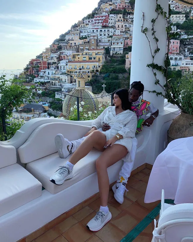 kylie jenner 22nd birthday dress Jenner's Party Photos Color:Heavy Embellished Palace Dress Floral Midi Dress 90's cute hoco dresses