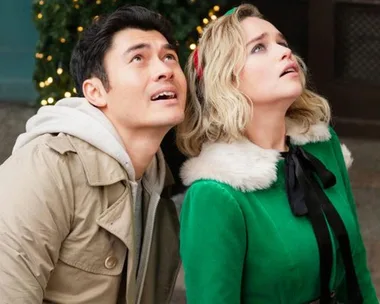 Henry Golding and Emilia Clarke in Last Christmas. 