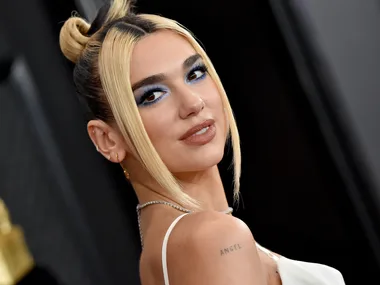 Every Time Dua Lipa’s Beauty Looks Proved She’s A ’90s Baby At Heart