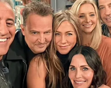 Reunion of the main cast from the TV show "Friends" smiling for a group photo.