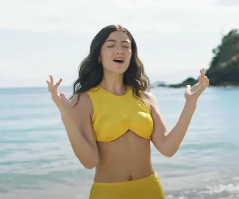 Lorde in Solar Power music video