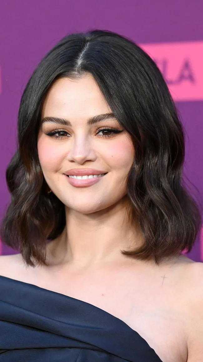 selena gomez with short shoulder length brown hair