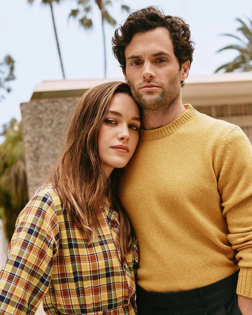 Victoria Pedretti and Penn Badgley.