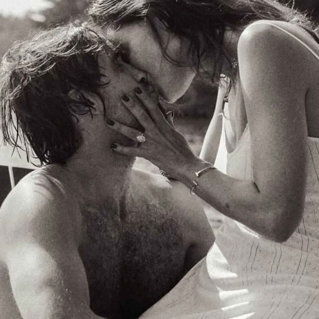 Phoebe Tonkin's oval cut engagement ring