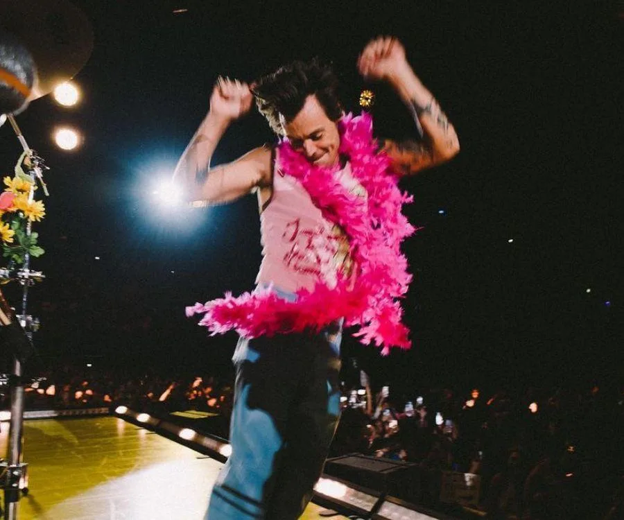 harry-styles-feather-boa