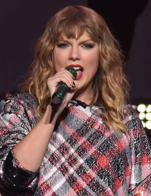 Taylor Swift’s Complete Before & After Beauty Evolution In Pictures - News